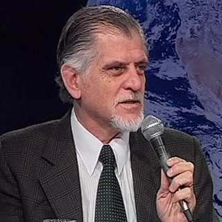 Lic. Enrique Calderón